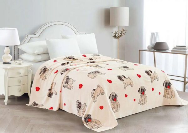 odeyalo iz mikrofibry sofia velsoft mopsiki2 600x426 - Плед мікрофібра велсофт ТМ Софія 150х220 см диз. Мопсики